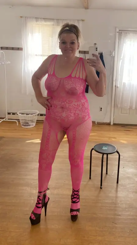 Sexy Busty Blonde Curvy MILF in Annapolis – Women Seeking Men photo 4