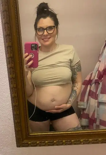 6 Months Pregnant Bombshell Don t Miss Me Before I Pop in Erie – Women Seeking Men photo 3