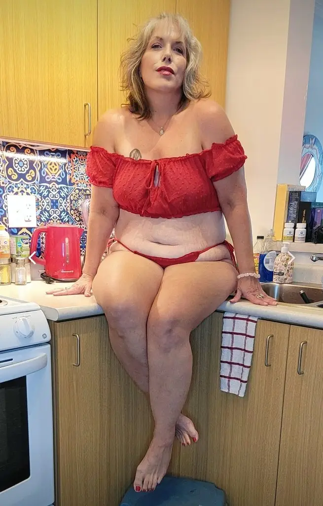Lonely Older Sexy Ex-School Teacher Seeks Younger Lover in Charlottetown – Women Seeking Men photo 4