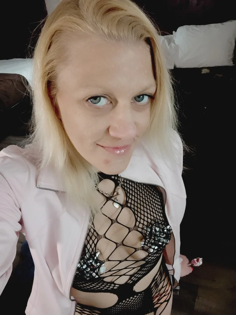 its my bday CUM UNWRAP THIS PRESENT in Annapolis – Women Seeking Men photo 4