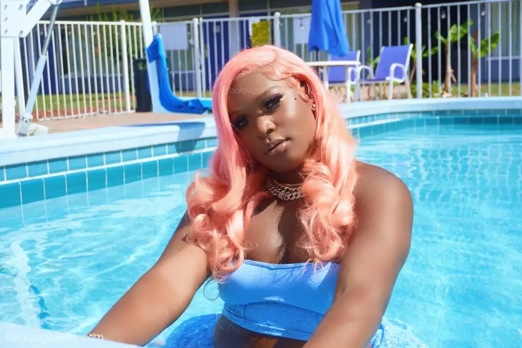 Marilyn MonHoe GREEN HAIR VERSE FREAK from FLORIDA