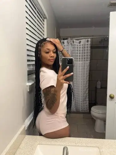 Bubble butt bombshell back in town ..Hosting and Outs available now Treat
