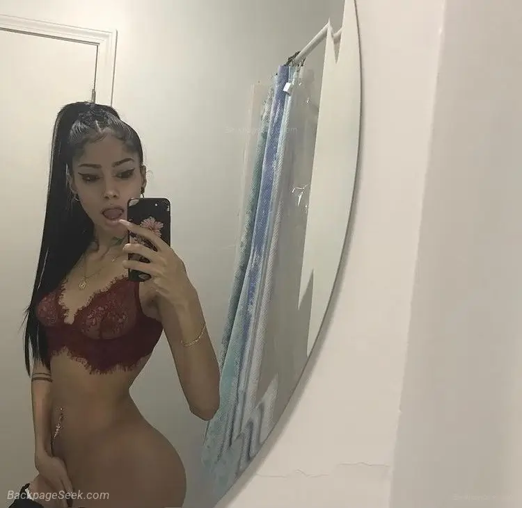 Hi daddy I'm Melanie a hot young woman who loves her job I'm... in Boston – Women Seeking Men photo 2
