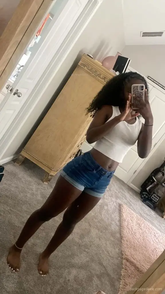 sexy petit ready to satisfiy your needs
