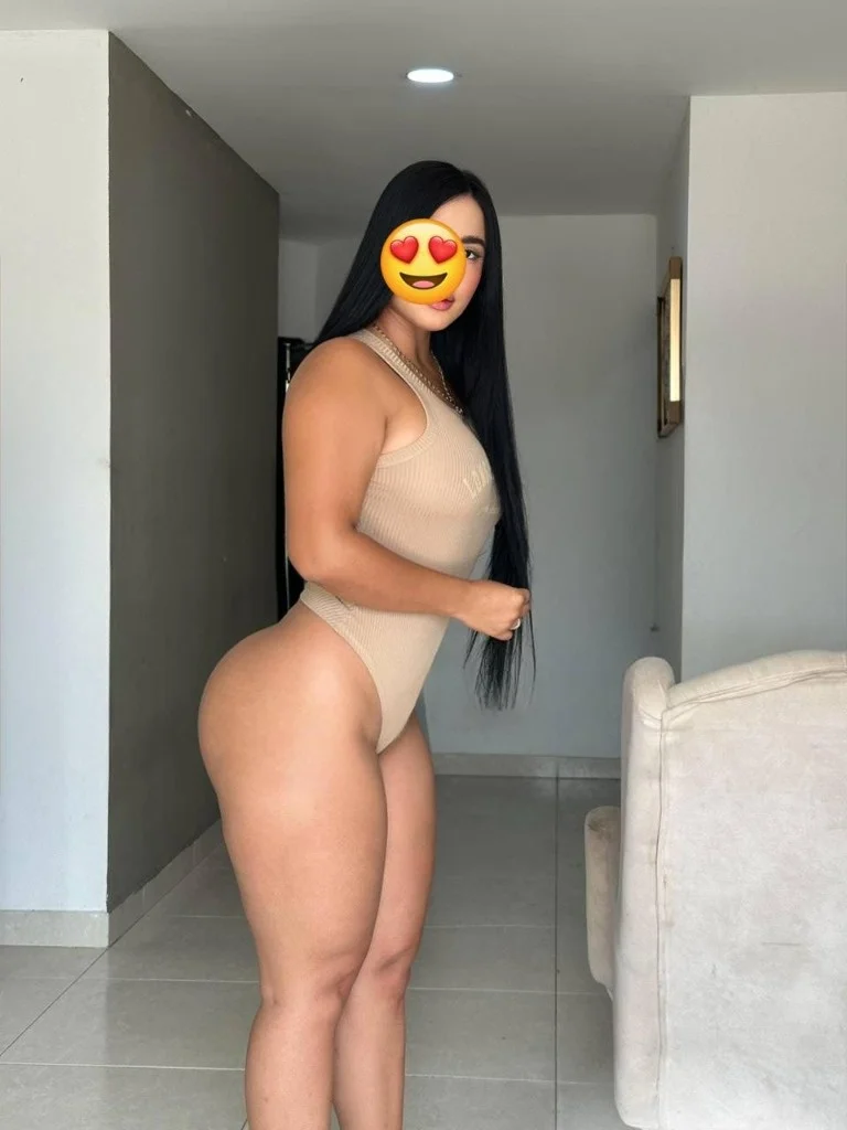 Soy una chica hermosa con un gran trasero y una linda vagina