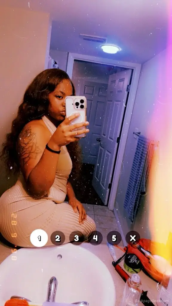 im pretty lightskin thick fun to be around in Denver – Women Seeking Men photo 3