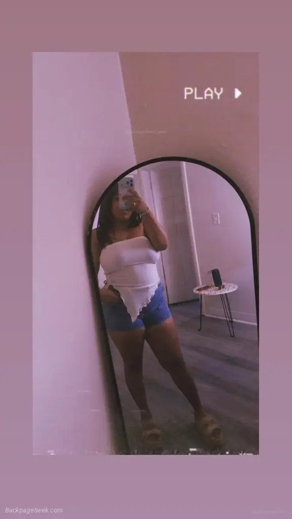 una latina bella complaciente cariosa