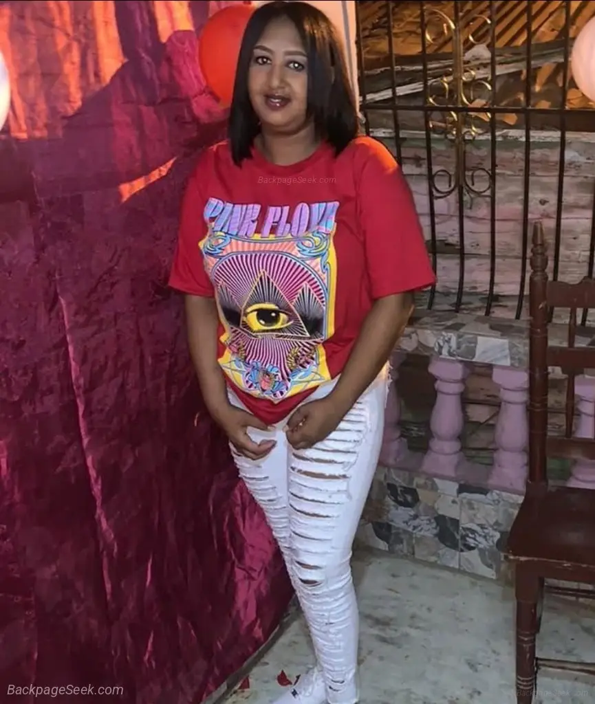Hi I'm a Latina girl with brown skin in Denver – Women Seeking Men photo 3