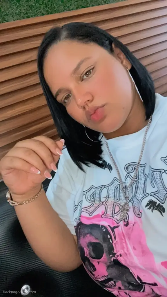 Hello I m a white girl with yellow eyes available for outing... in Fort Myers – Women Seeking Men photo 2