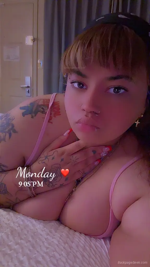 Hey daddy let me give your the wettest pussy & wettest mouth if