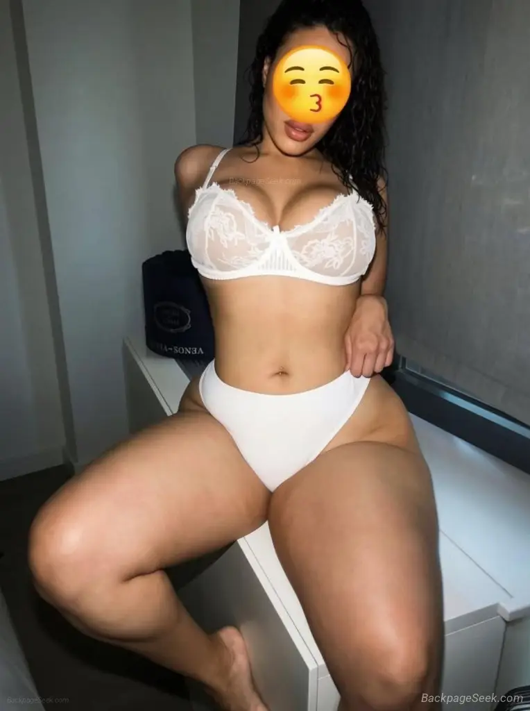 Chica muy bonita acabada de llegar a tu area