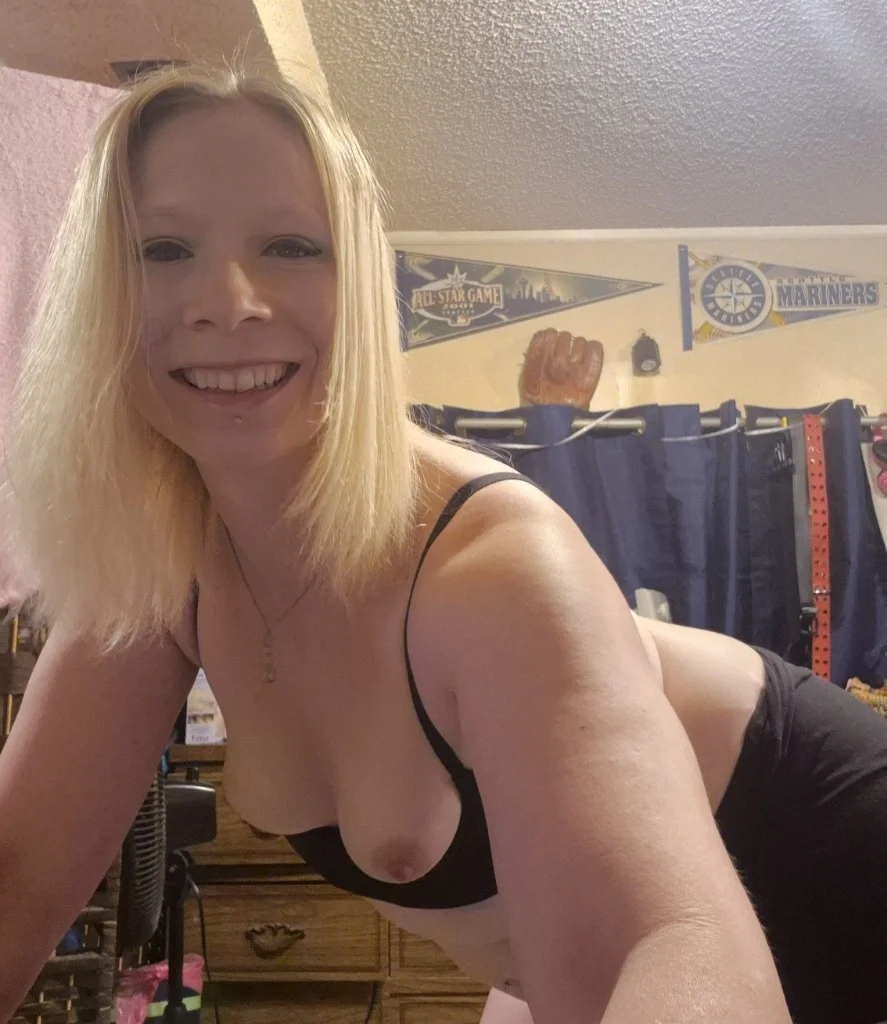 Aunt Flo has dropped by for a week long visit lol OUTCALL ON... in Kansas City – Women Seeking Men photo 3