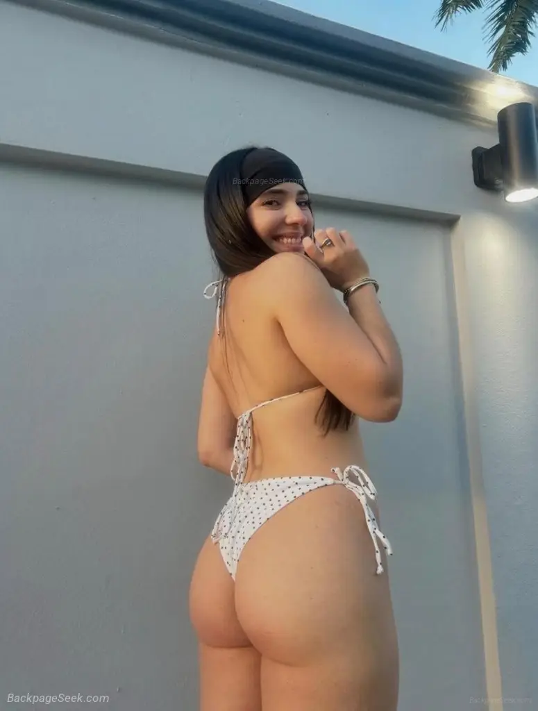 I'm VALENTINA Very petite Colombian latina treat Nice and naughty Latina
