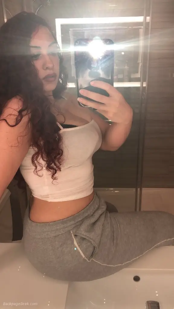 Available sexy girl Tight Horny Pussy Incall, Outcall and Car date Hotel