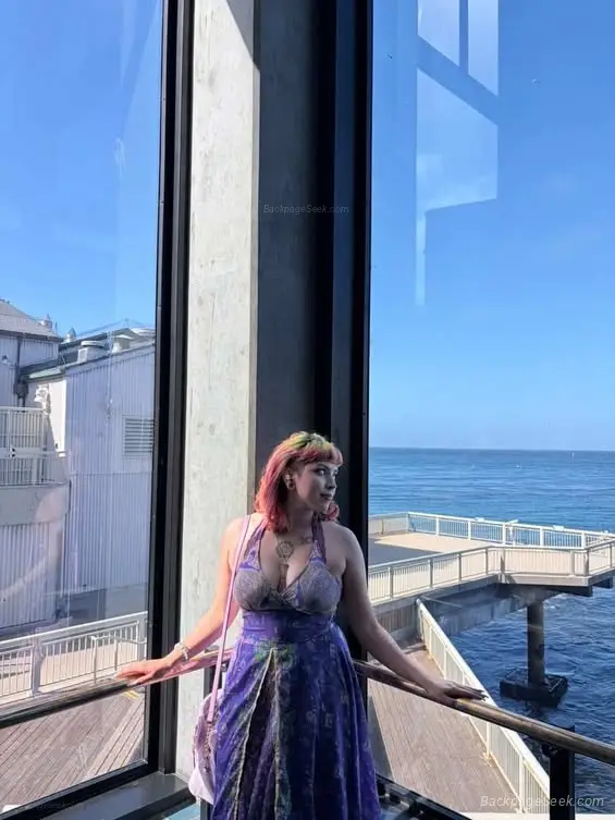 Alt curvy short latina