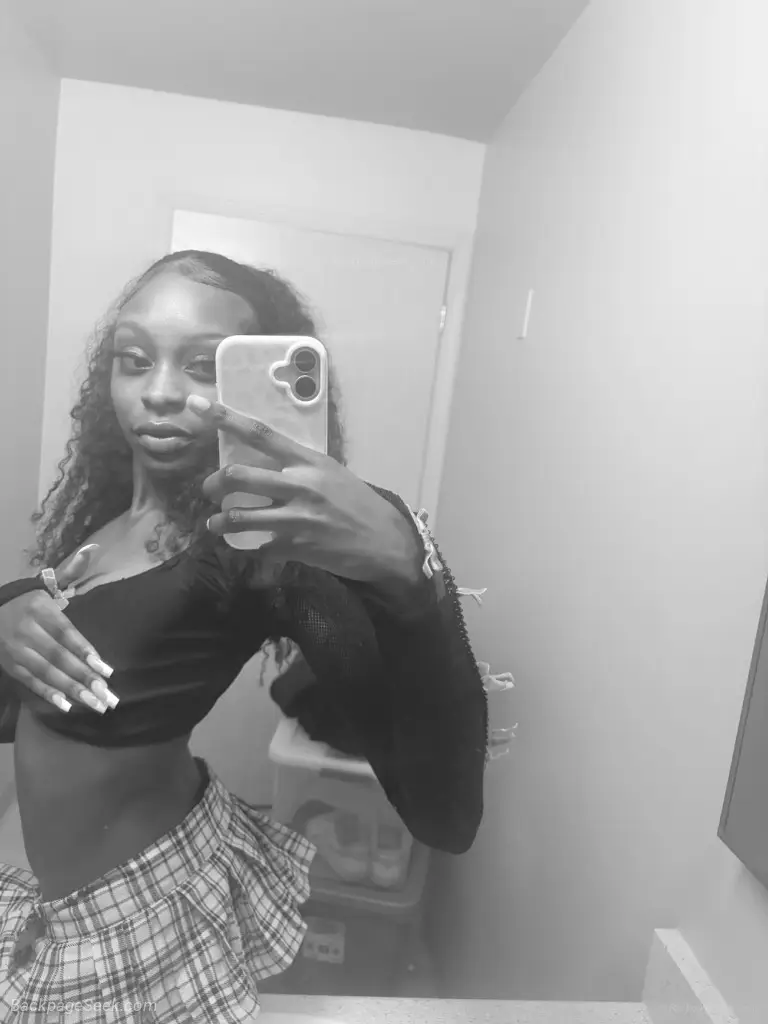 sexy slim babe in Seattle – Women Seeking Men photo 2