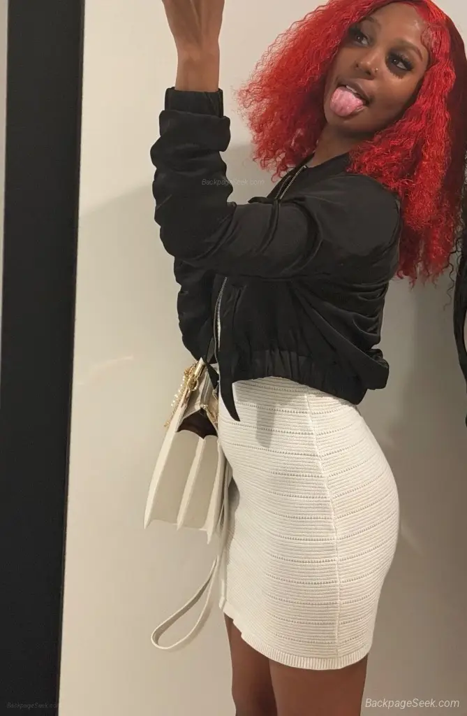 Looking to have a good time with a young sexy chocolate peti... in Tacoma – Women Seeking Men photo 4