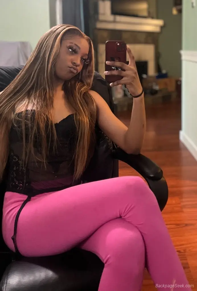 Looking to have a good time with a young sexy chocolate peti... in Tacoma – Women Seeking Men photo 5