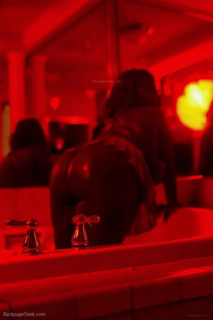 Let me put this wet ass pussy on you and suck that nut out d... in Tampa – Women Seeking Men photo 2