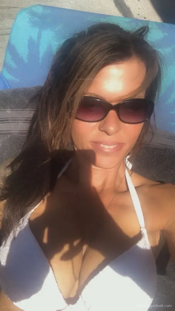 mature and sexy brunette in Tampa – Women Seeking Men photo 2
