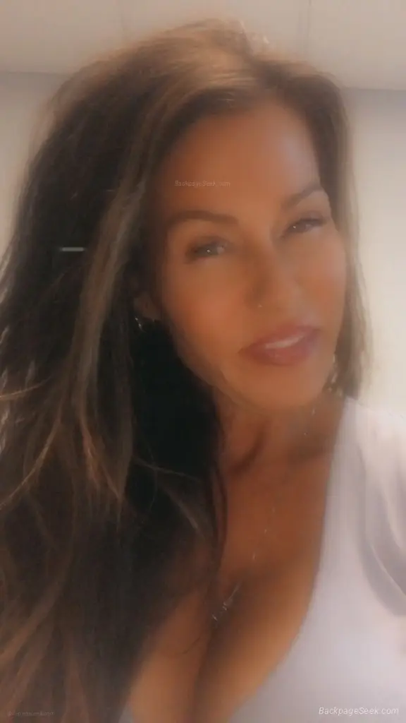 mature and sexy brunette in Tampa – Women Seeking Men photo 4