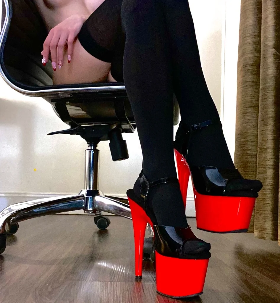 Cute tiny brunette in Altoona – Women Seeking Men photo 4