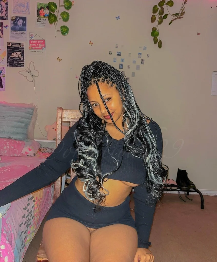 Flirty Smiles Easy Chemistry in Albany – Women Seeking Men photo 4