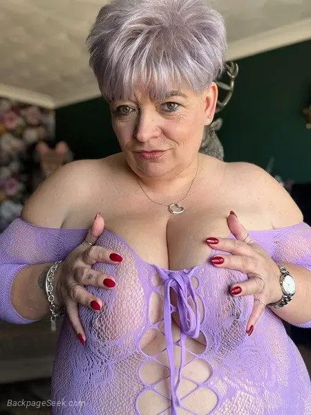 MILF with CURVES Juicy Pussy Enjoying the confidence that co... in Albany – Women Seeking Men photo 4