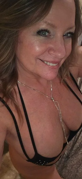 Available Now 45 Year old Mom Friendly, Fun & Discreet Text me here