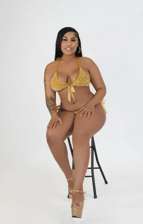 Curvy lightskin