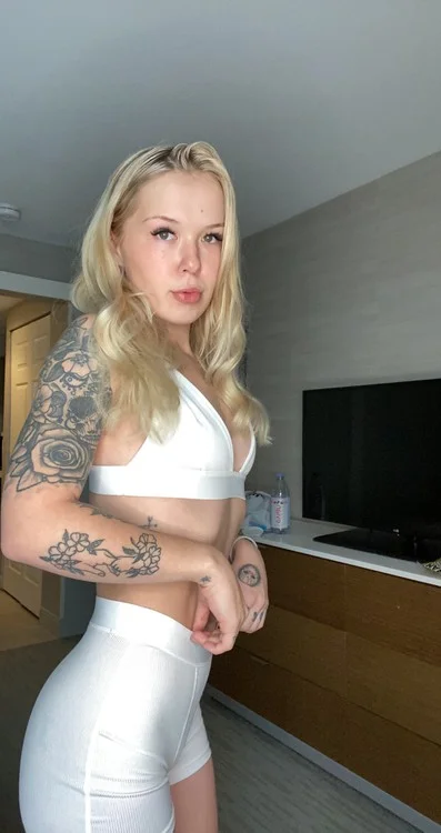 Blonde bombshell in Boston in Boston – Women Seeking Men photo 5