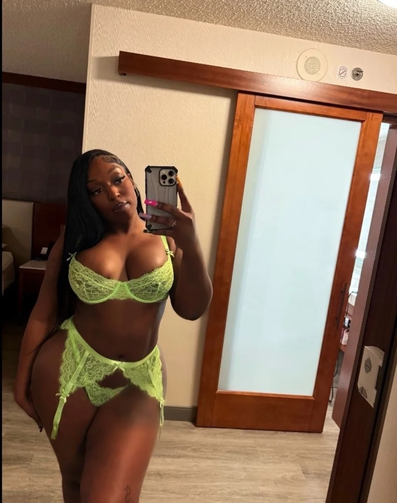 t foxie chocolate Ebony t--s girl in Boston – Women Seeking Men photo 3