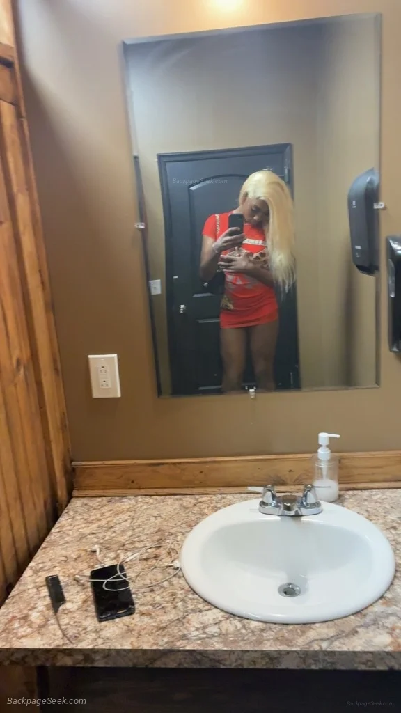 The princess is back cum let ne eat tht dick abd nut on face... in Boston – Women Seeking Men photo 4