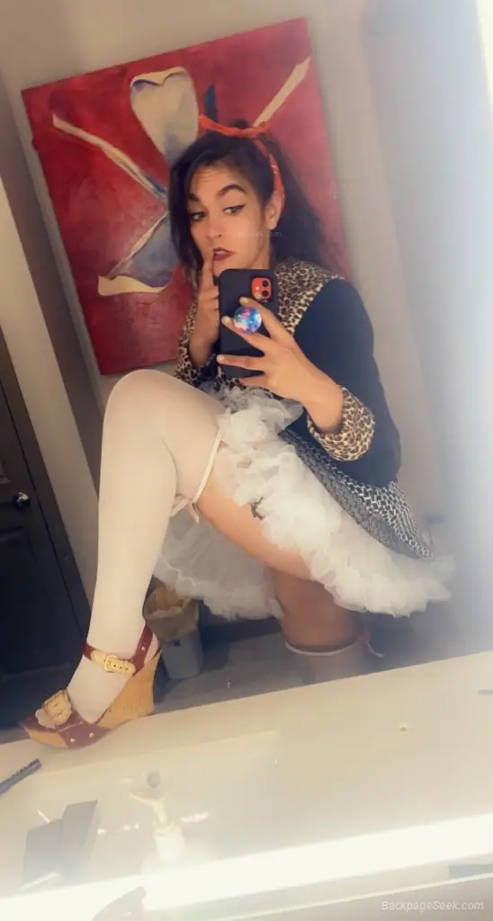 Hello love, I am a very sexy Latina girl willing to take pleasure