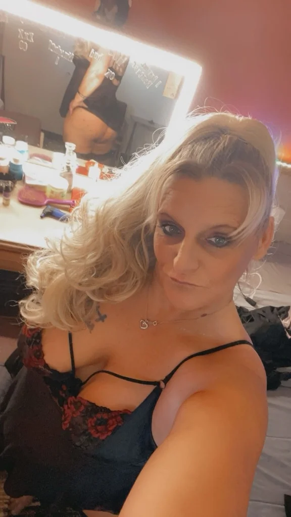 WHITE GIRL WITH A BIG OL BOOTY in Chicago - Women Seeking Men