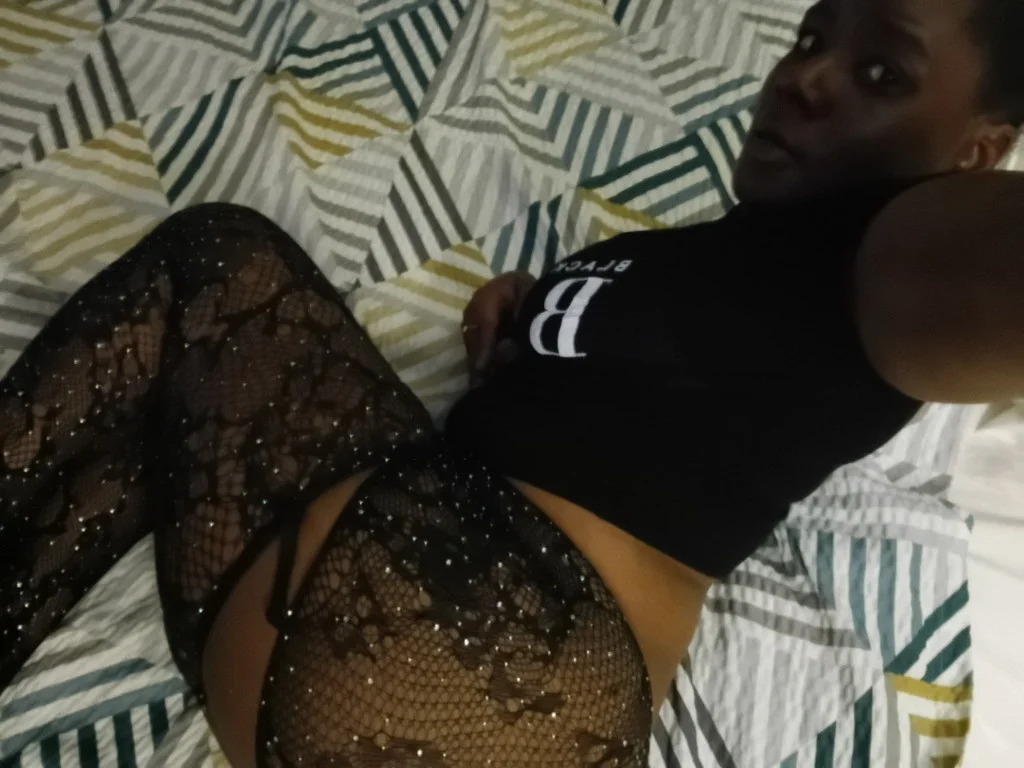 let's party and PLAY as U DIP ur STICK N my CHA*KO*LIT in Chicago - Women Seeking Men photo 6