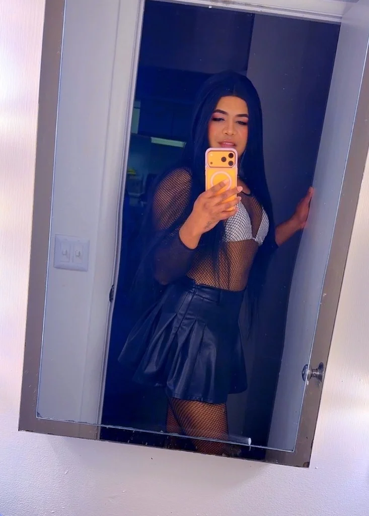 I'm a horny Latina with a delicious cock and a big ass in Chicago - Women Seeking Men photo 3