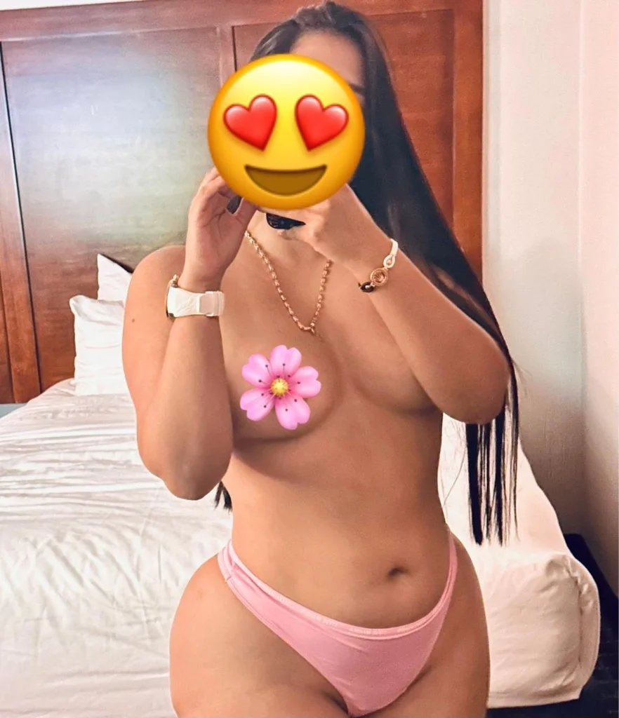 Karol Latina Subtle reserved and with a natural elegance tha... in Chicago – Women Seeking Men photo 2