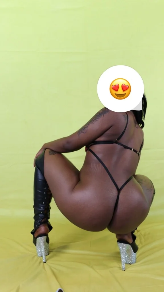 Ask for threesome Soft Petite Booty Wet Chocolate Pussy NwiS... in Chicago – Women Seeking Men photo 2