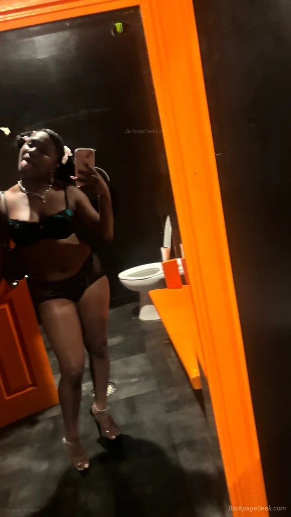 Im Pretty Sure I'm The One You Want.... in Chicago - Women Seeking Men photo 2
