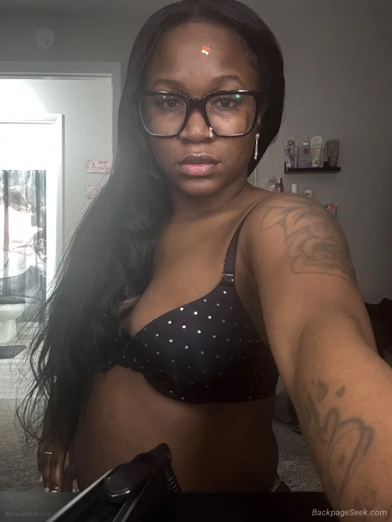 Im Pretty Sure I'm The One You Want.... in Chicago - Women Seeking Men photo 4
