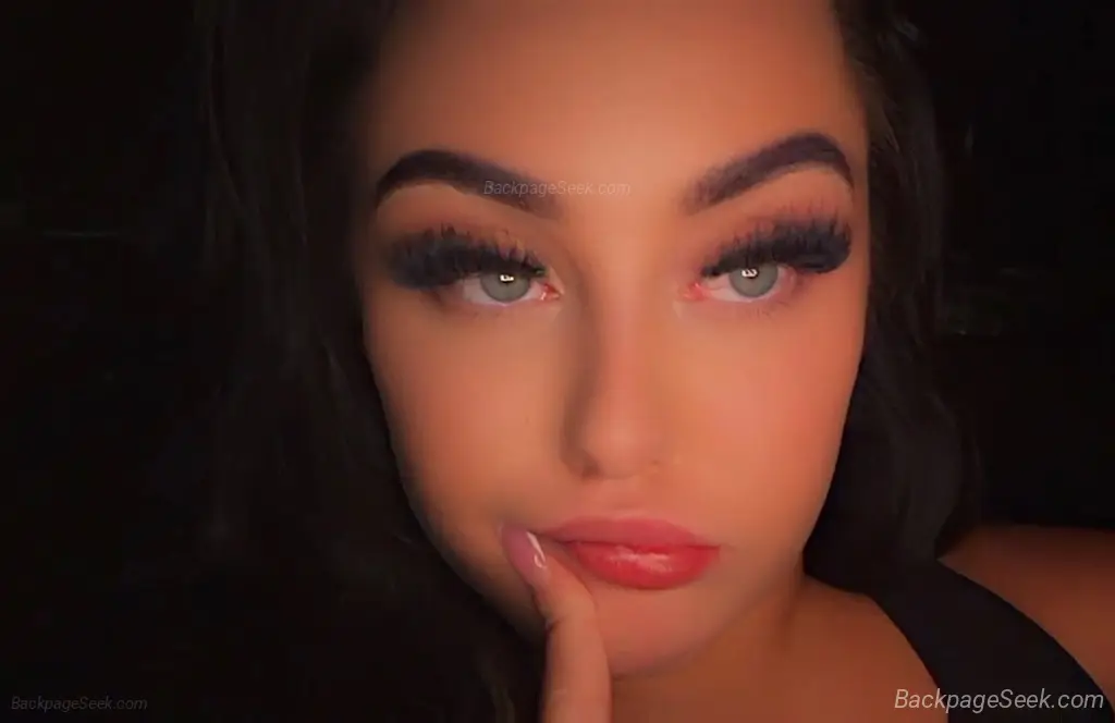 LOBARD SEXY BIG BOOTY PERFECT TITTYS GORGEOUS ITALIAN BABE