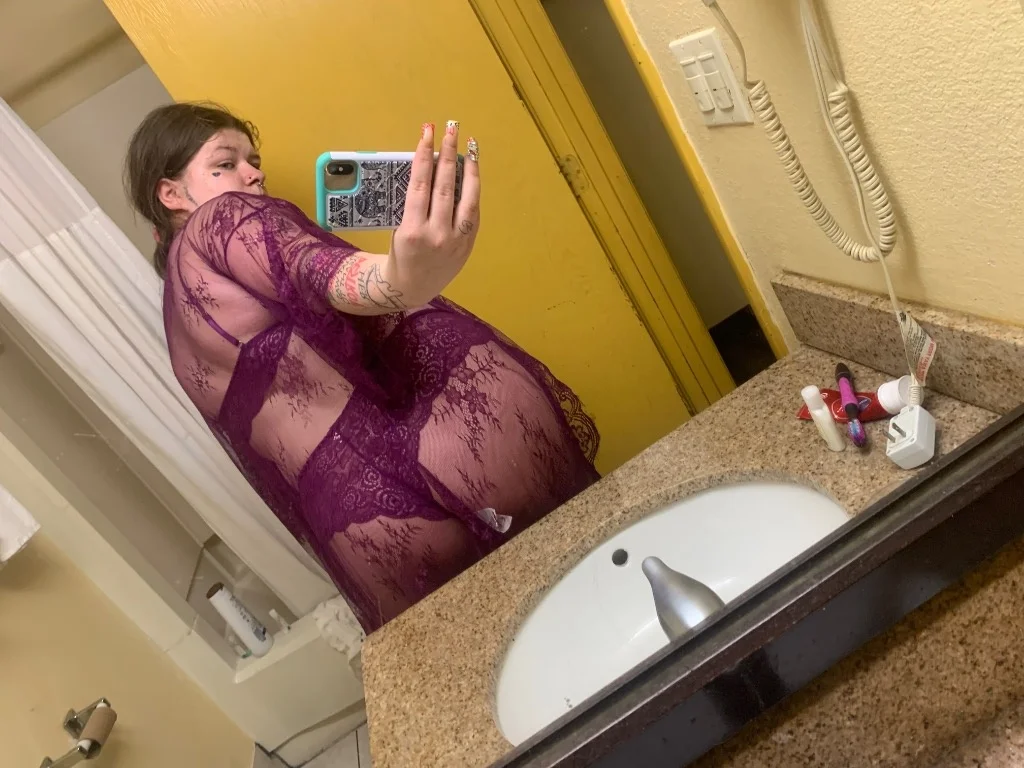 hey im a avrege white girl big boobs and im available for ca... in Cincinnati – Women Seeking Men photo 2