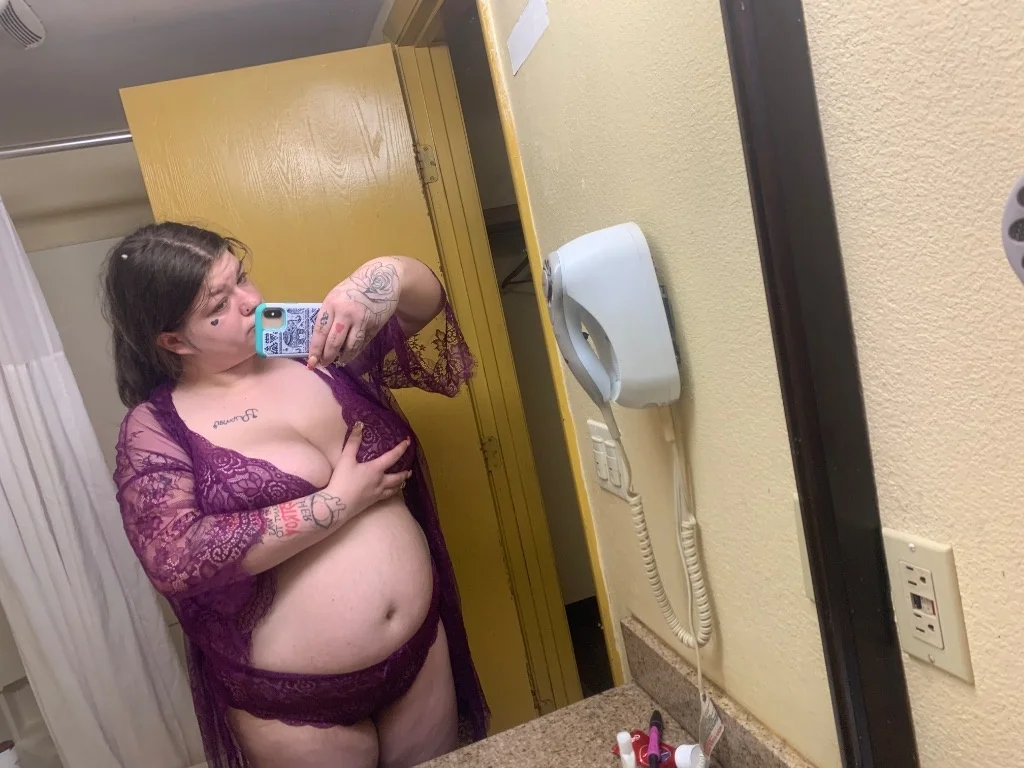 hey im a avrege white girl big boobs and im available for ca... in Cincinnati – Women Seeking Men photo 4