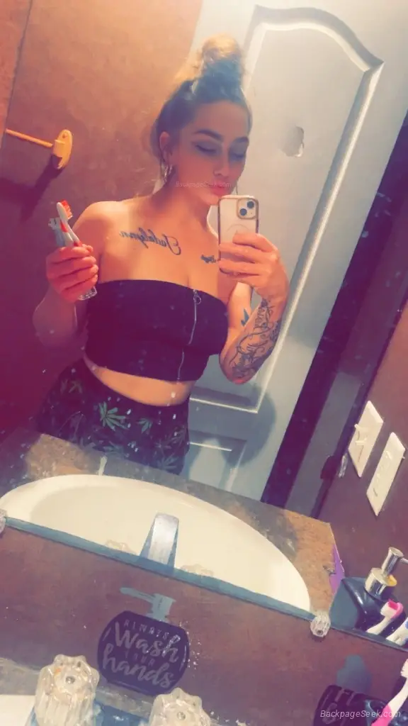 sexy blue eyed snowbunny in Columbus – Women Seeking Men photo 4