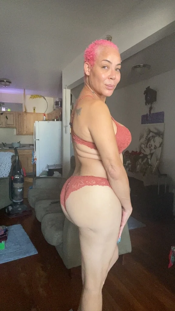 The sweetest strawberry in Detroit – Women Seeking Men photo 3