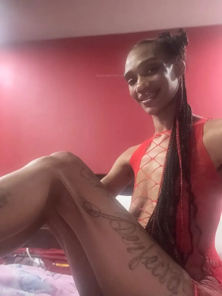 SERIOUS INQUIRIES ONLY Amazing 6ft Amazon Goddess & ThroatGoat