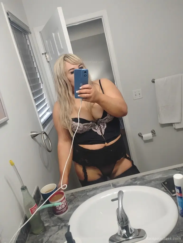Down on my knees looking up saying please in Edmonton – Women Seeking Men photo 2