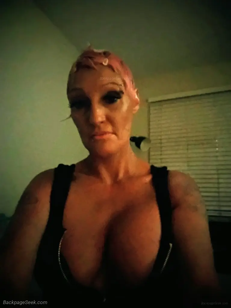 Slim Sexy Busty Blonde Milf in Edmonton – Women Seeking Men photo 2