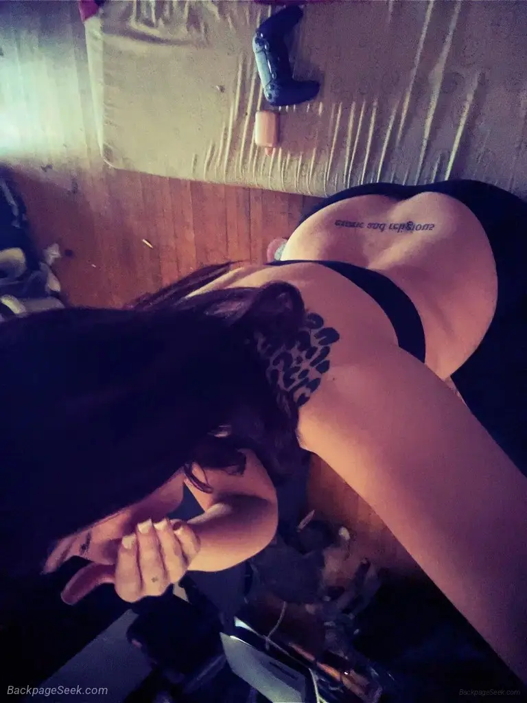 onkine fun with a slim thick emo babe xoxo in Edmonton – Women Seeking Men photo 4